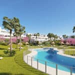 Tuin en gemeenschappelijk zwembad van nieuwbouw appartementen in New Golden Mile in Spanje, gelegen aan de  Costa del Sol-West