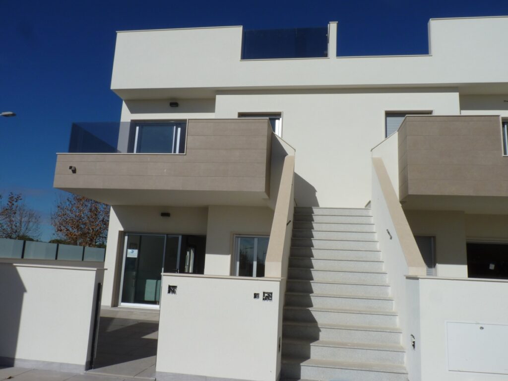 Vooraanzicht van nieuwbouw appartement in Pilar De La Horadada in Spanje, gelegen aan de  Costa Blanca-Zuid