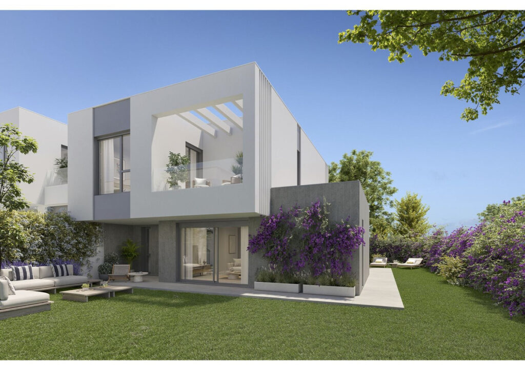 Terras, tuin en vooraanzicht van nieuwbouw huis in Elviria in Spanje, gelegen aan de  Costa del Sol-Centro