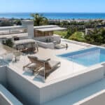 Zeezicht, solarium en zwembad van nieuwbouw huis in Marbella in Spanje, gelegen aan de  Costa del Sol-West