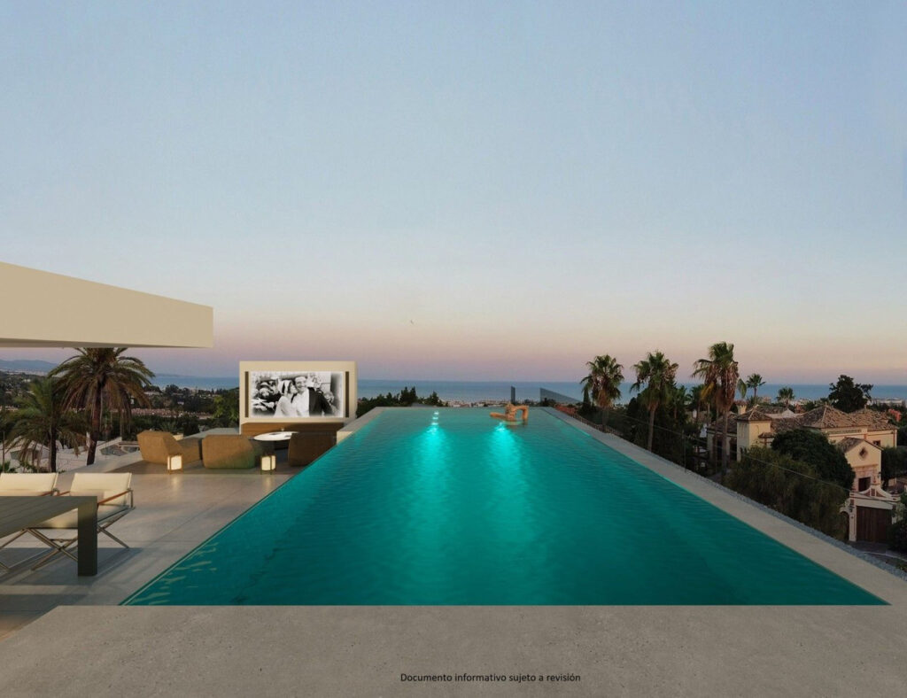 Zeezicht en zwembad van nieuwbouw huis in Nueva Andalucia in Spanje, gelegen aan de  Costa del Sol-West