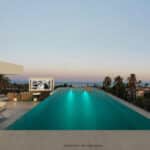 Zeezicht en zwembad van nieuwbouw huis in Nueva Andalucia in Spanje, gelegen aan de  Costa del Sol-West