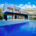 Terras, zwembad en vooraanzicht van nieuwbouw villa in Altea in Spanje, gelegen aan de  Costa Blanca-Noord