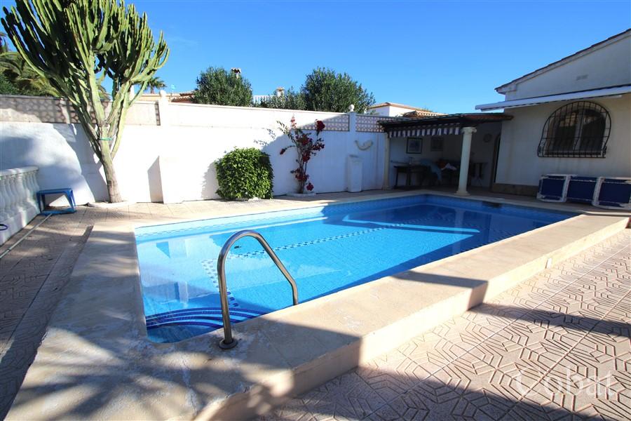 Zwembad van resale villa in Calpe in Spanje, gelegen aan de  Costa Blanca-Noord