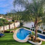 Panoramisch zicht, tuin en zwembad van resale villa in Javea in Spanje, gelegen aan de  Costa Blanca-Noord