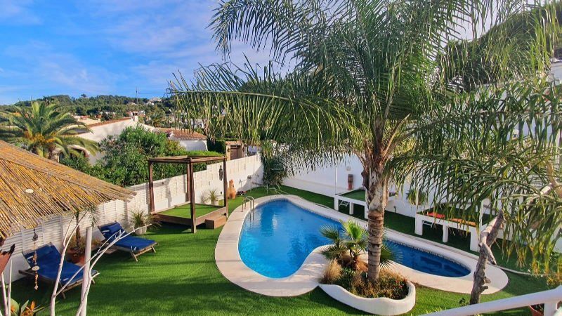 Panoramisch zicht, tuin en zwembad van resale villa in Javea in Spanje, gelegen aan de  Costa Blanca-Noord