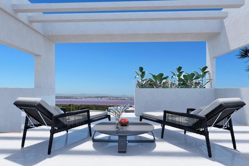 Panoramisch zicht en terras van nieuwbouw appartement in Torrevieja in Spanje, gelegen aan de  Costa Blanca-Zuid