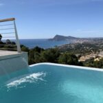 Zeezicht en zwembad van nieuwbouw villa in Altea in Spanje, gelegen aan de  Costa Blanca-Noord