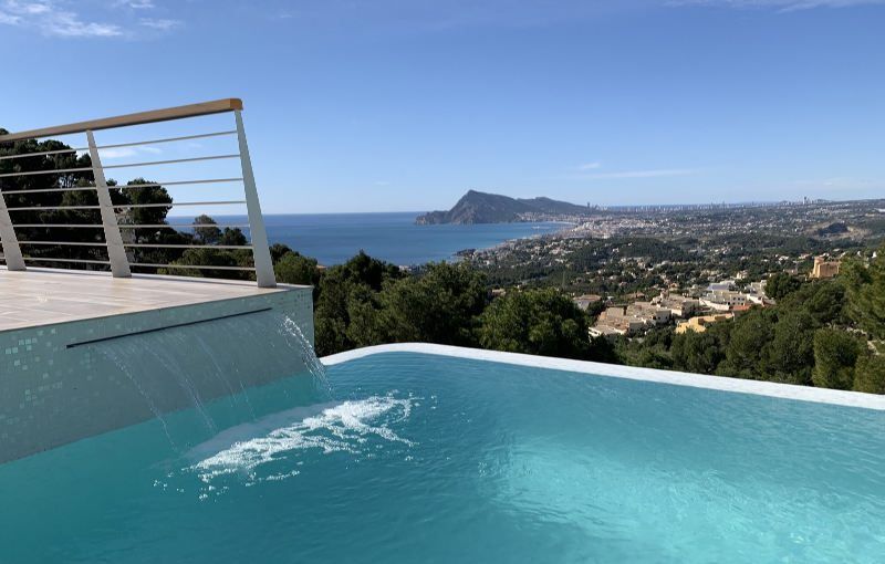 Zeezicht en zwembad van nieuwbouw villa in Altea in Spanje, gelegen aan de  Costa Blanca-Noord