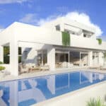 Zwembad en vooraanzicht van nieuwbouw villa in Benissa in Spanje, gelegen aan de  Costa Blanca-Noord