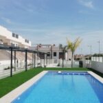 Gemeenschappelijk zwembad van nieuwbouw appartementen in Pilar De La Horadada in Spanje, gelegen aan de  Costa Blanca-Zuid