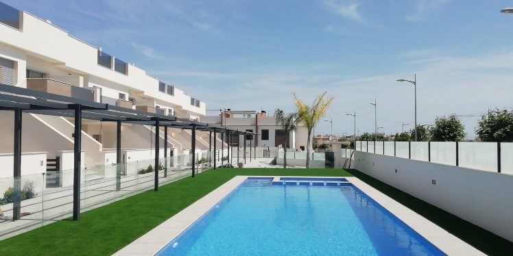 Gemeenschappelijk zwembad van nieuwbouw appartementen in Pilar De La Horadada in Spanje, gelegen aan de  Costa Blanca-Zuid