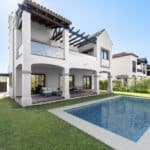 Zwembad en vooraanzicht van nieuwbouw villa in Estepona in Spanje, gelegen aan de  Costa del Sol-West
