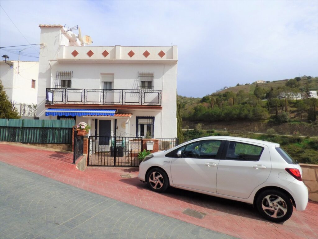 Vooraanzicht van resale villa in Vinuela in Spanje, gelegen aan de  Costa del Sol-Oost