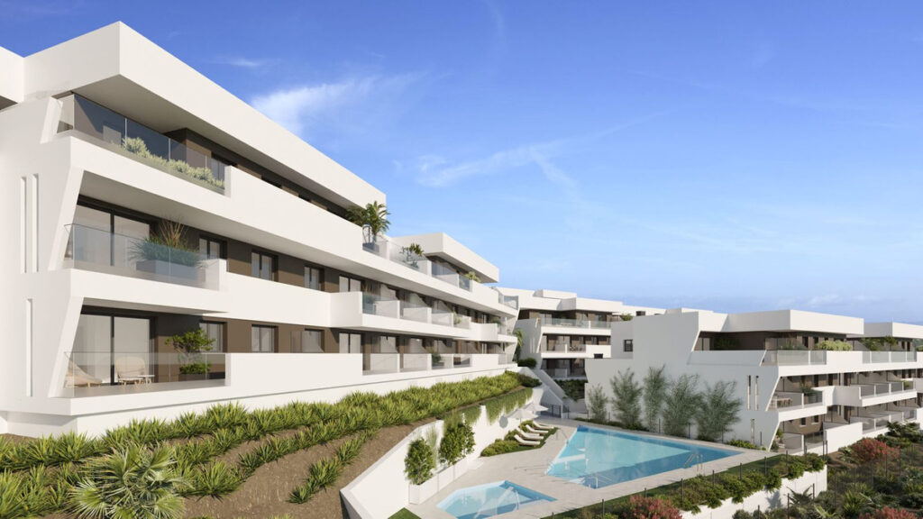 Gemeenschappelijk zwembad en vooraanzicht van nieuwbouw appartementen in Estepona in Spanje, gelegen aan de  Costa del Sol-West