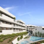 Gemeenschappelijk zwembad en vooraanzicht van nieuwbouw appartementen in Estepona in Spanje, gelegen aan de  Costa del Sol-West