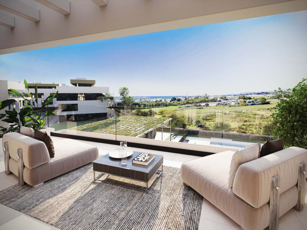 Panoramisch zicht en terras van nieuwbouw appartement in Estepona in Spanje, gelegen aan de  Costa del Sol-West