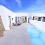 Terras, zwembad en vooraanzicht van nieuwbouw huis in Roldan in Spanje, gelegen aan de  Costa Cálida