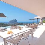 Zeezicht en terras van nieuwbouw villa in Calpe in Spanje, gelegen aan de  Costa Blanca-Noord