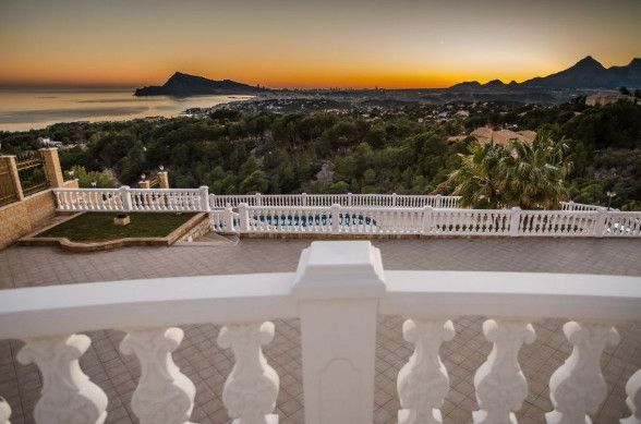 Zeezicht en terras van resale villa in Altea in Spanje, gelegen aan de  Costa Blanca-Noord