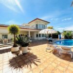 Terras, zwembad en vooraanzicht van resale villa in Javea in Spanje, gelegen aan de  Costa Blanca-Noord