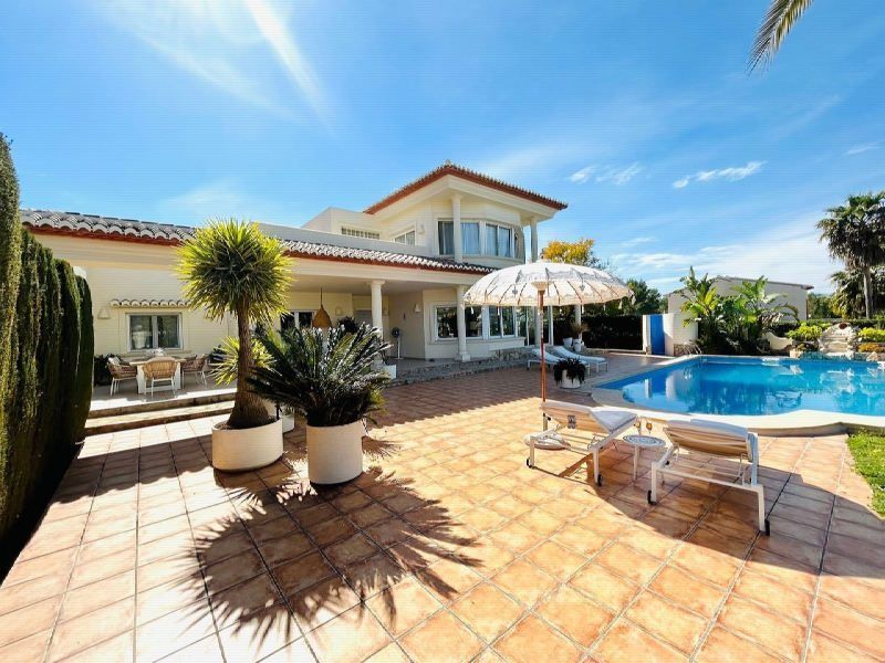 Terras, zwembad en vooraanzicht van resale villa in Javea in Spanje, gelegen aan de  Costa Blanca-Noord
