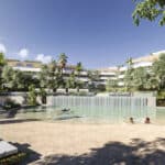Gemeenschappelijk zwembad en vooraanzicht van nieuwbouw appartementen in Sotogrande (11310) in Spanje, gelegen aan de  Costa del Sol-West
