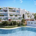Gemeenschappelijk zwembad en vooraanzicht van nieuwbouw appartementen in Estepona in Spanje, gelegen aan de  Costa del Sol-West