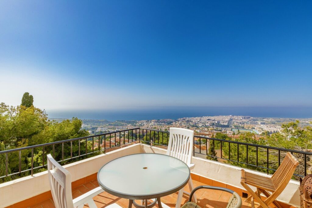 Zeezicht, panoramisch zicht en terras van resale appartement in Nerja in Spanje, gelegen aan de  Costa del Sol-Oost