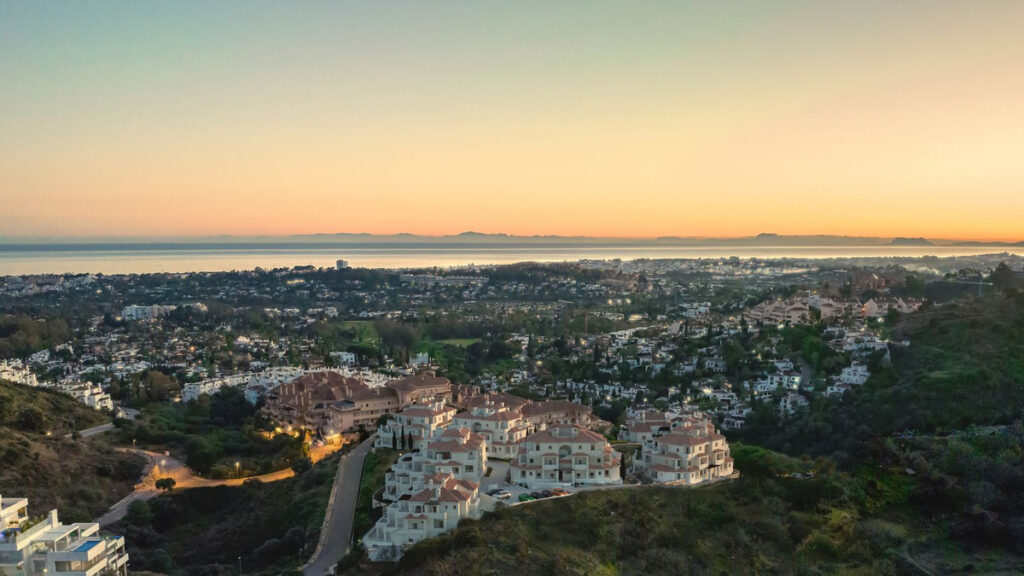 Zeezicht en panoramisch zicht van resale appartement in Nueva Andalucia in Spanje, gelegen aan de  Costa del Sol-West