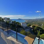 Panoramisch zicht en terras van nieuwbouw villa in Altea Hills in Spanje, gelegen aan de  Costa Blanca-Noord