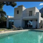 Zwembad en vooraanzicht van resale villa in Denia in Spanje, gelegen aan de  Costa Blanca-Noord