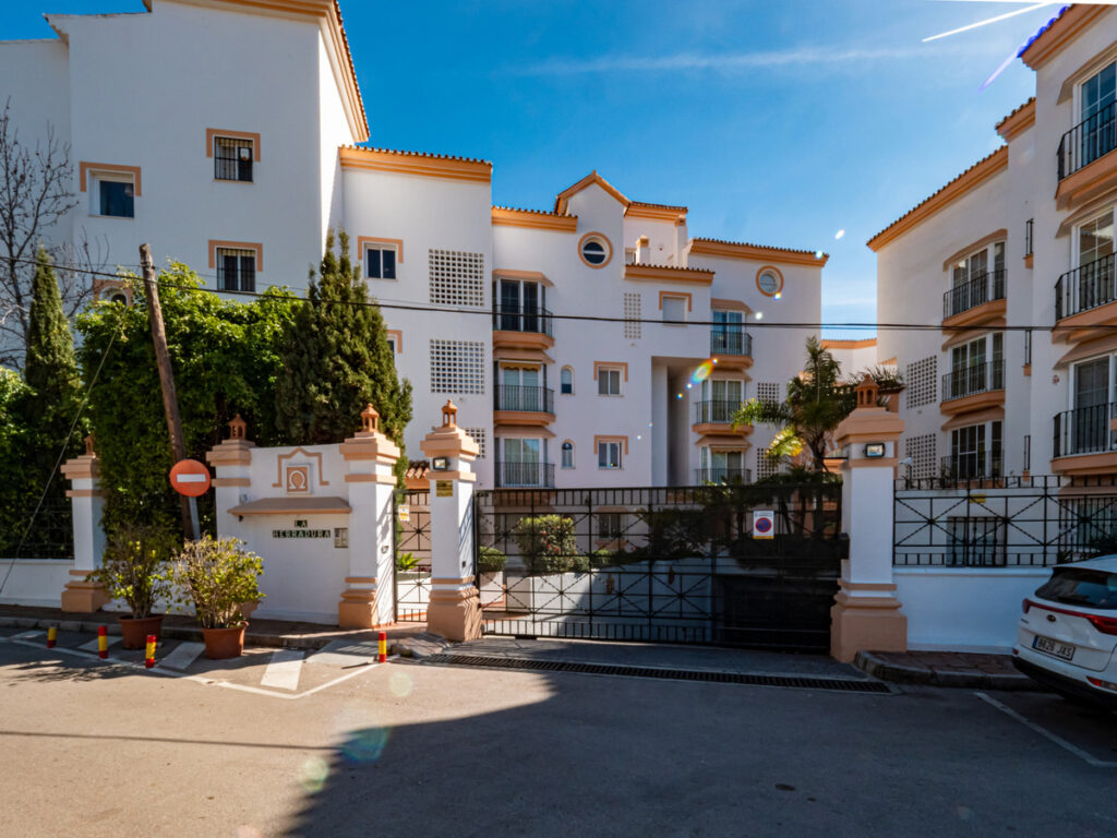 Vooraanzicht van resale appartement in Nueva Andalucia in Spanje, gelegen aan de  Costa del Sol-West