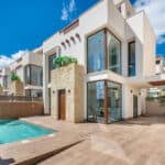 Terras, zwembad en vooraanzicht van nieuwbouw villa in Los Montesinos in Spanje, gelegen aan de  Costa Blanca-Zuid