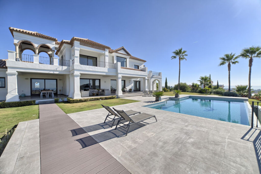 Terras, zwembad en vooraanzicht van resale villa in Benahavis in Spanje, gelegen aan de  Costa del Sol-West