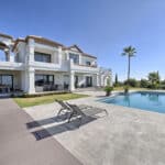 Terras, zwembad en vooraanzicht van resale villa in Benahavis in Spanje, gelegen aan de  Costa del Sol-West