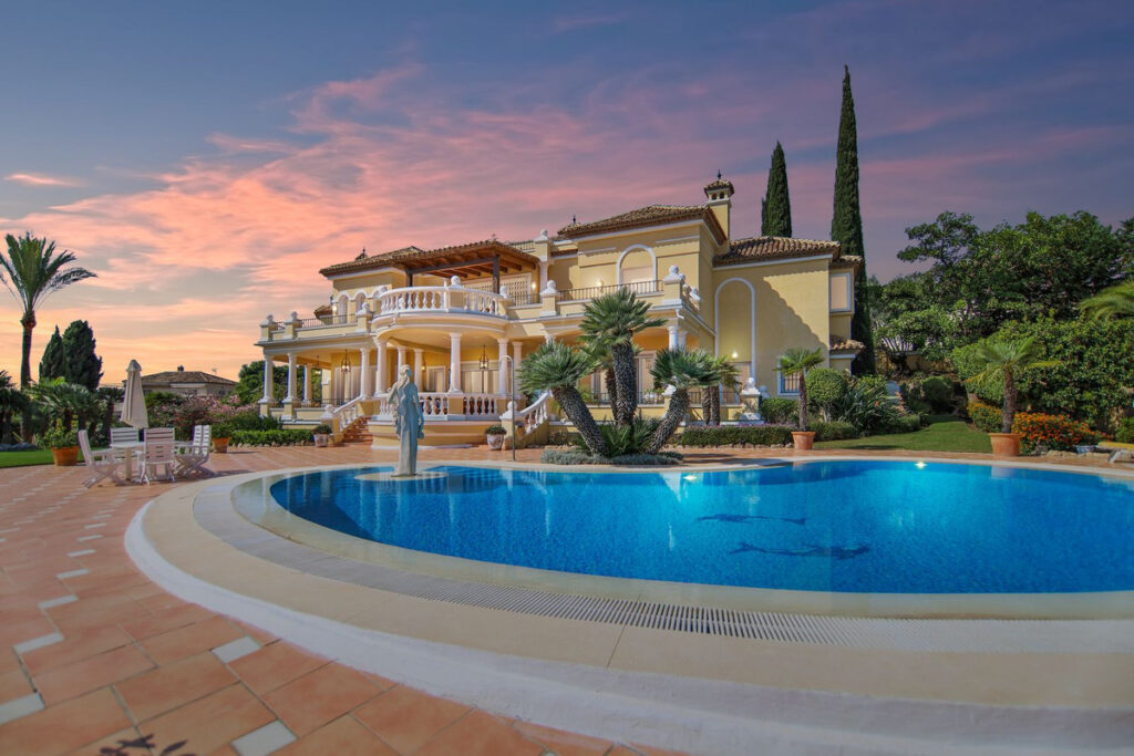 Zwembad en vooraanzicht van resale villa in Benahavis in Spanje, gelegen aan de  Costa del Sol-West