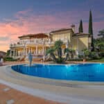 Zwembad en vooraanzicht van resale villa in Benahavis in Spanje, gelegen aan de  Costa del Sol-West