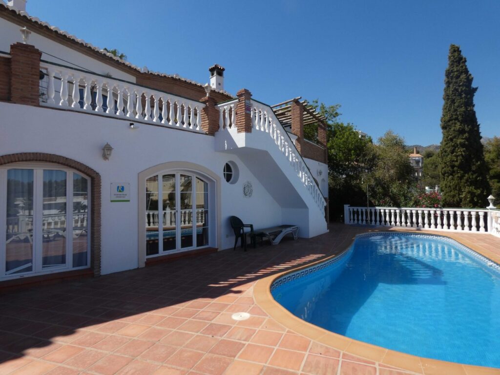 Terras, zwembad en vooraanzicht van resale villa in Frigiliana in Spanje, gelegen aan de  Costa del Sol-Oost