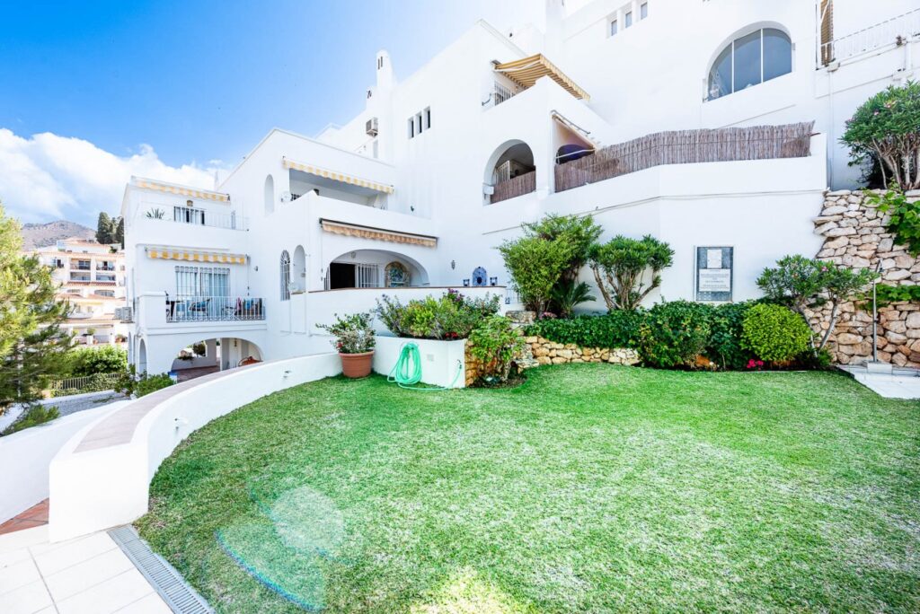 Tuin en vooraanzicht van resale appartementen in Nerja in Spanje, gelegen aan de  Costa del Sol-Oost