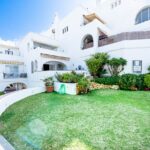 Tuin en vooraanzicht van resale appartementen in Nerja in Spanje, gelegen aan de  Costa del Sol-Oost