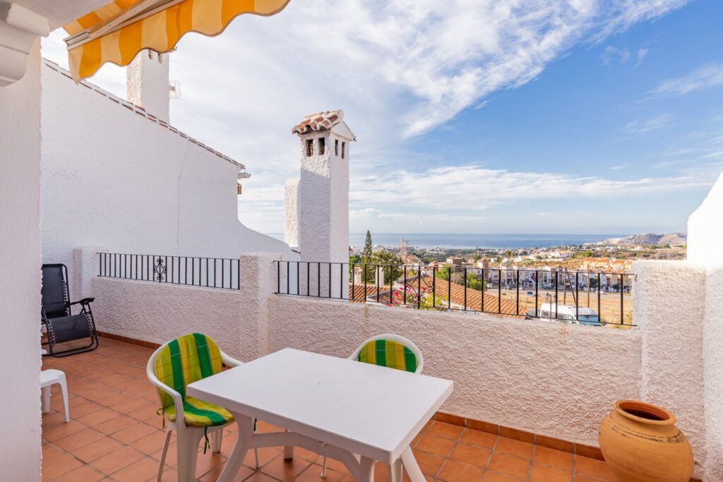 Panoramisch zicht en terras van resale appartement in Nerja in Spanje, gelegen aan de  Costa del Sol-Oost