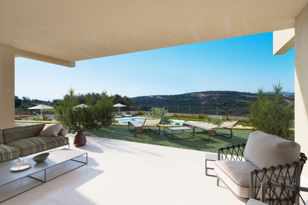 Terras en gemeenschappelijk zwembad van nieuwbouw appartement in Estepona in Spanje, gelegen aan de  Costa del Sol-West
