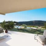Terras en gemeenschappelijk zwembad van nieuwbouw appartement in Estepona in Spanje, gelegen aan de  Costa del Sol-West