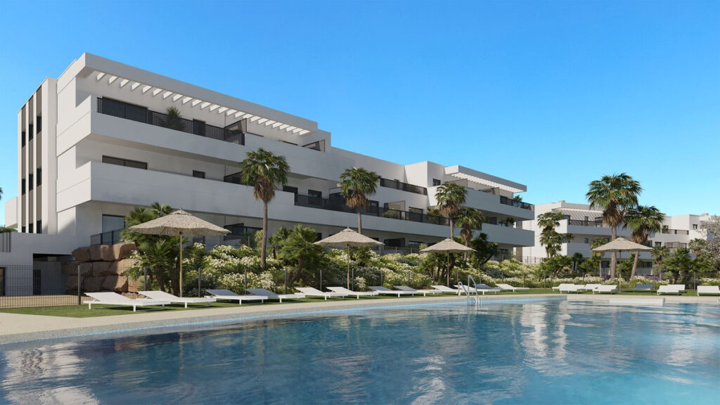 Gemeenschappelijk zwembad en vooraanzicht van nieuwbouw appartementen in Estepona in Spanje, gelegen aan de  Costa del Sol-West