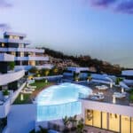 Gemeenschappelijk zwembad en vooraanzicht van resale appartementen in Marbella in Spanje, gelegen aan de  Costa del Sol-West