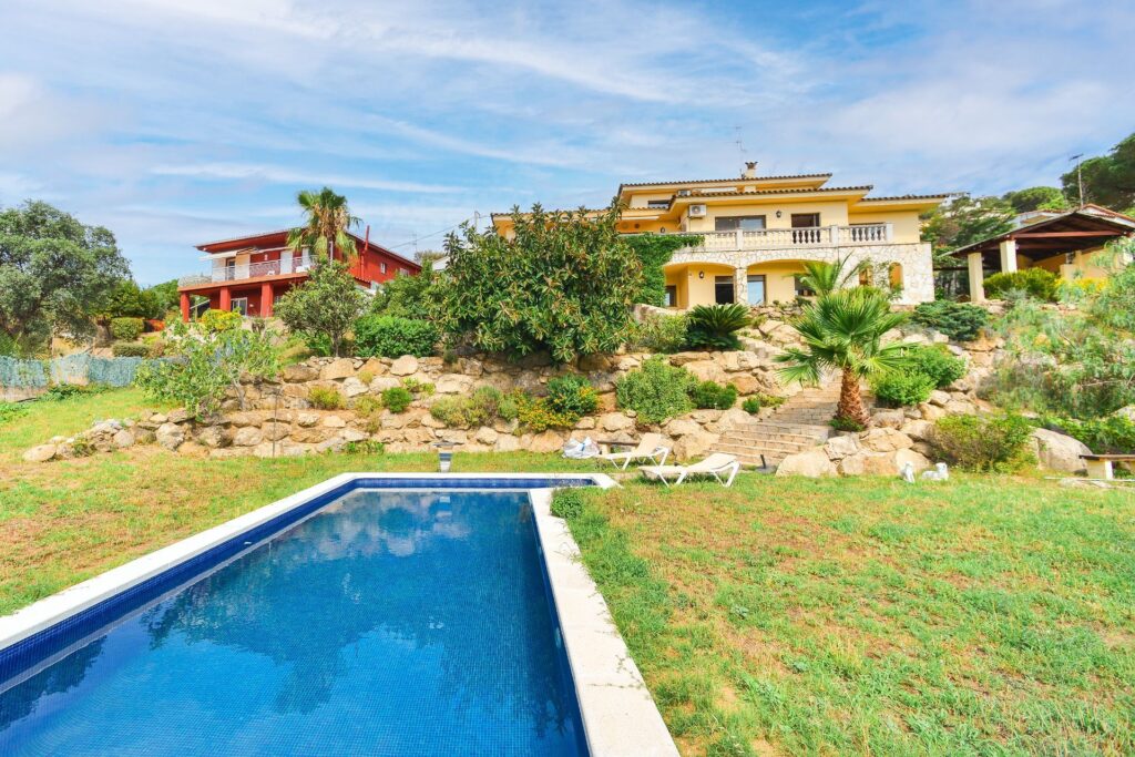 Zwembad van resale villa in Calonge (17251) in Spanje, gelegen aan de  Costa Brava