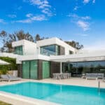 Terras, zwembad en vooraanzicht van resale villa in Marbella in Spanje, gelegen aan de  Costa del Sol-West