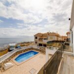 Zeezicht, terras en zwembad van resale villa in Torrevieja in Spanje, gelegen aan de  Costa Blanca-Zuid