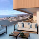 Zeezicht, panoramisch zicht en terras van nieuwbouw appartement in Estepona in Spanje, gelegen aan de  Costa del Sol-West